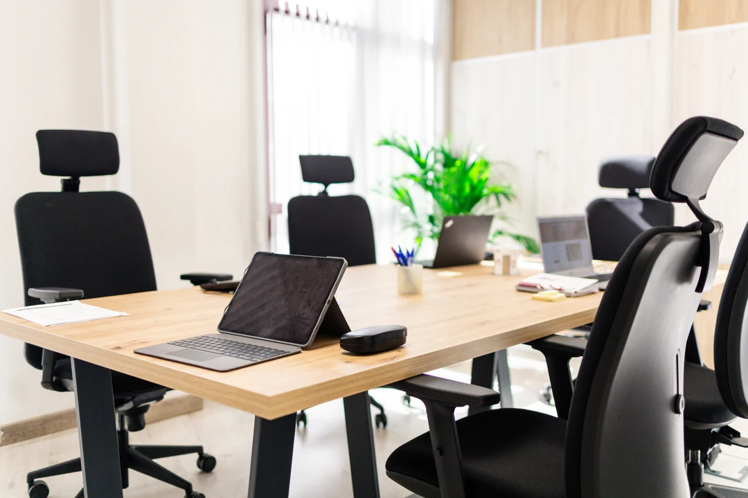 La sala de reuniones, para los asuntos que reúnen varias áreas.