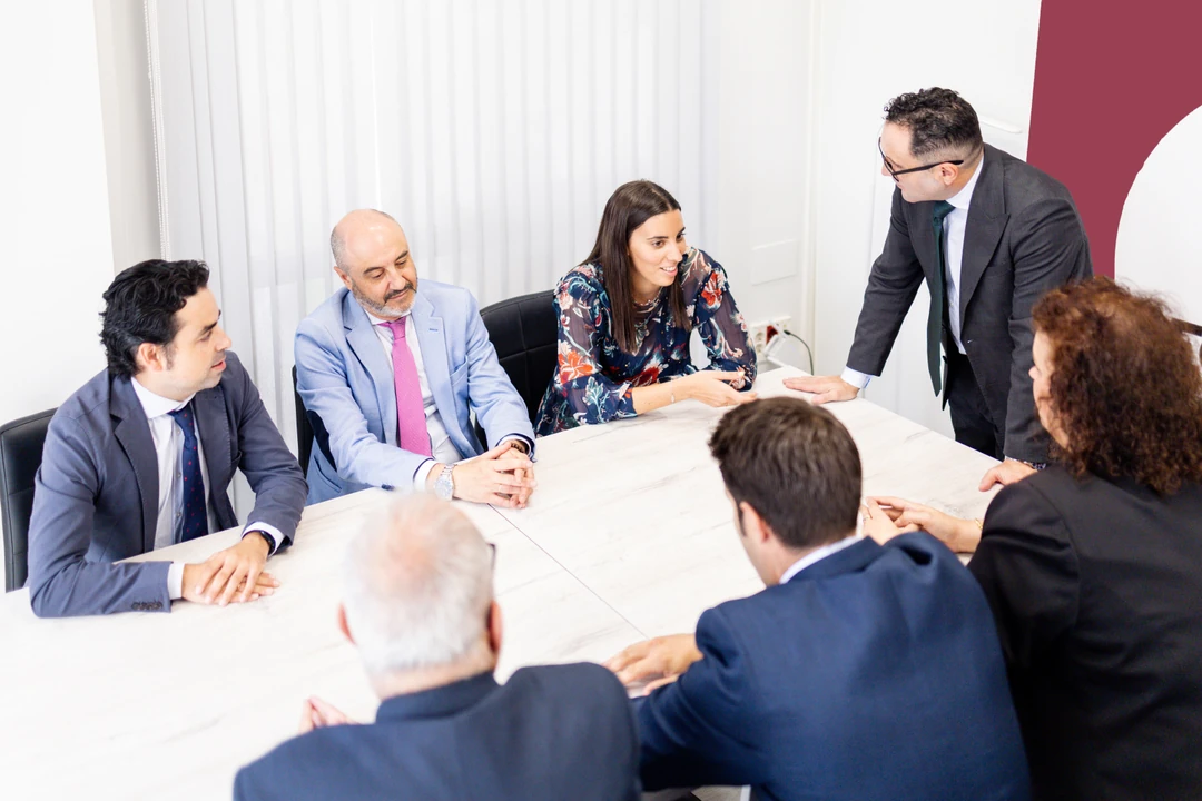 Profesionales de EOM conversan durante una reunión
